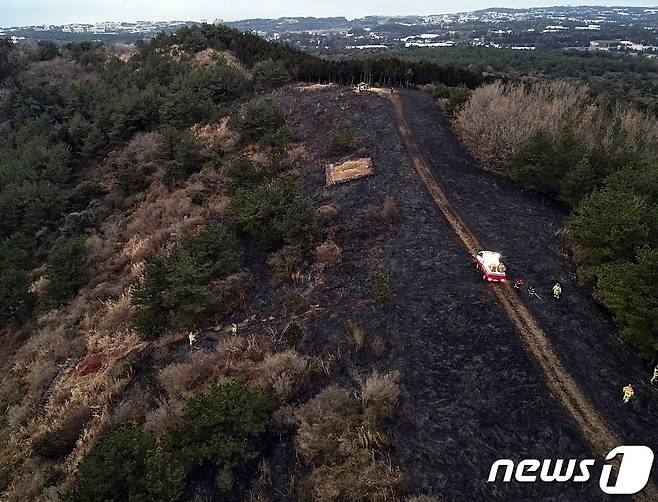 21일 오전 3시57분 제주 서귀포 색달동 우보악(우보오름) 정상 인근에서 화재가 발생해 2시간30분여 만인 오전 6시30분 진압됐다. 이 사고로 임야 9000㎡가 소실된 것으로 추산된다.(제주소방안전본부 제공) ⓒ News1 홍수영 기자