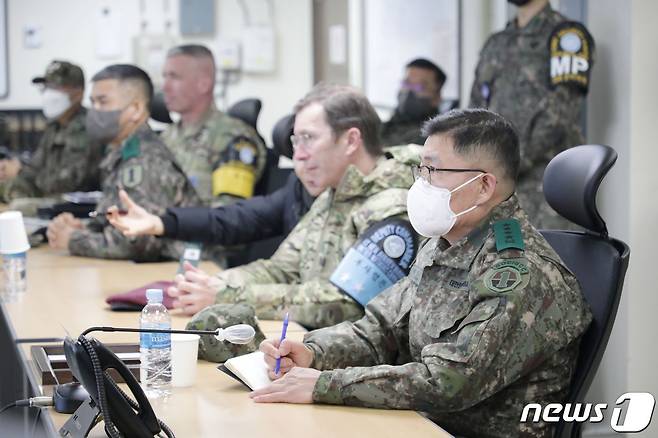 21일 JSA경비대대를 방문한 전동진 지상작전사령관(맨 앞)이 한·미측 경비대대 주요 직위자들에게 JSA부대의 대비태세 현황을 보고받고 있다.(지작사 제공)