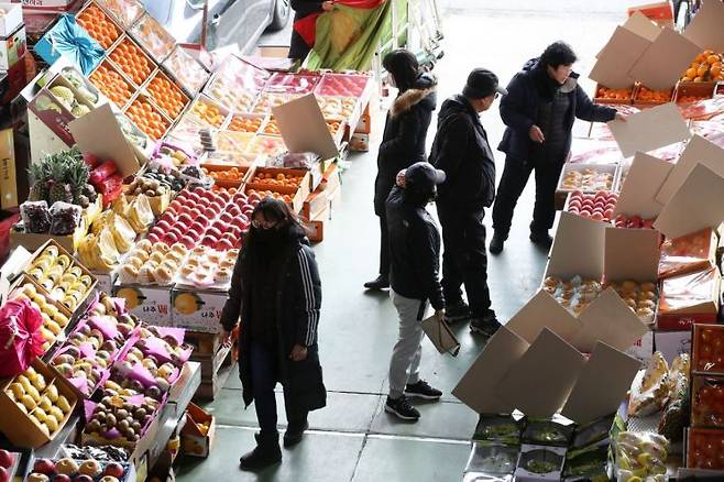 설 명절 연휴를 닷새 앞둔 16일 광주 서구 매월동 서부농수산물시장에서 시민들이 선물용 과일을 고르고 있다. 사진=연합뉴스