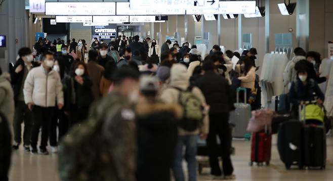 설 명절을 앞둔 20일 오전 서울 강서구 김포공항 국내선 탑승수속 층이 귀성객, 여행객 등으로 붐비고 있다. /뉴스1