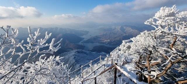 충주호가 내려다보이는 월악산 풍경. 임혁성 씨 제공