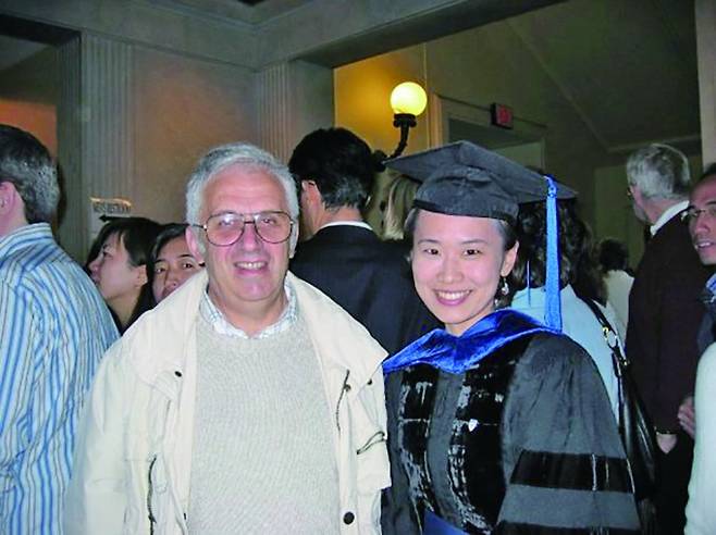 2006년 예일대 졸업식에서 임선희 교수(오른쪽)가&nbsp;지도 교수인 마르굴리스 교수의 축하를 받고 있다. 임선희 제공