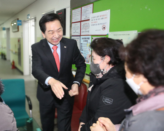 국민의힘 당권 주자인 김기현 의원이 20일 오전 울산시 남구 울산시노인복지회관을 방문해 시민과 인사하고 있다.연합뉴스