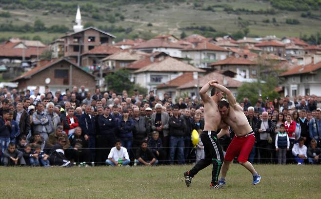 로도피산맥 주변에는 아직도 100살 넘는 사람이 많이 산다고 한다. 하지만 불가리아는 ‘장수 국가’라는 이미지와 달리 유럽에서 기대수명이 가장 짧은 나라에 속한다. 사진은 로도피 산 아래의 드라지노보 마을에서 열린 전통 레슬링 대회 모습. REUTERS
