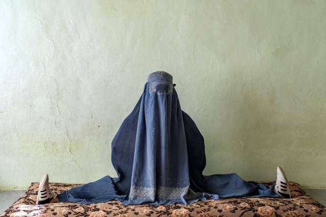 2022년 10월 31일 태권도를 즐기는 아프가니스탄 여성이 카메라 앞에서 포즈를 취하고 있다. 카불=AP 연합뉴스