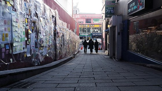 지난해 10월 29일 이태원 참사가 일어났던 해밀톤 호텔 옆 골목에 추모 메시지가 남겨져 있다. 뉴스1