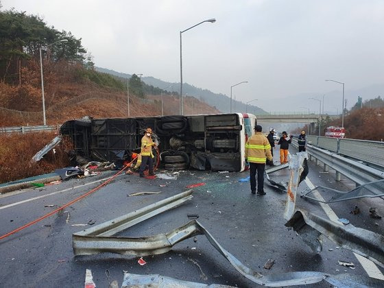 2019년 12월 전남 순천시 송광면 한 도로에서 45인승 시외버스가 미끄러져 중앙 분리대를 넘어 마주 오던 승용차와 화물차를 들이받은 뒤 전복됐다. 사고 원인은 블랙아이스로 추정됐다. 사진 전남소방본부