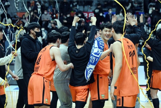 기뻐하는 캐롯 선수들[KBL 제공]