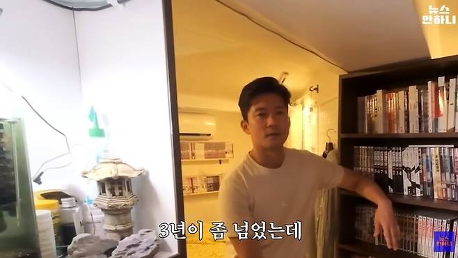 ▲MBC 유튜브 뉴스안하니 속 김대호 아나운서가 자신의 집을 소개하는 모습. 사진 출처=뉴스안하니 갈무리.