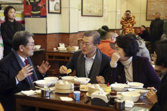 중국을 국빈 방문 중이던 문재인 전 대통령과 김정숙 여사가 2017년 12월 14일 베이징 숙소인 댜오위타이 인근의 한 식당에서 노영민 당시 주중 대사 등과 아침 식사를 하고 있다. 청와대 제공