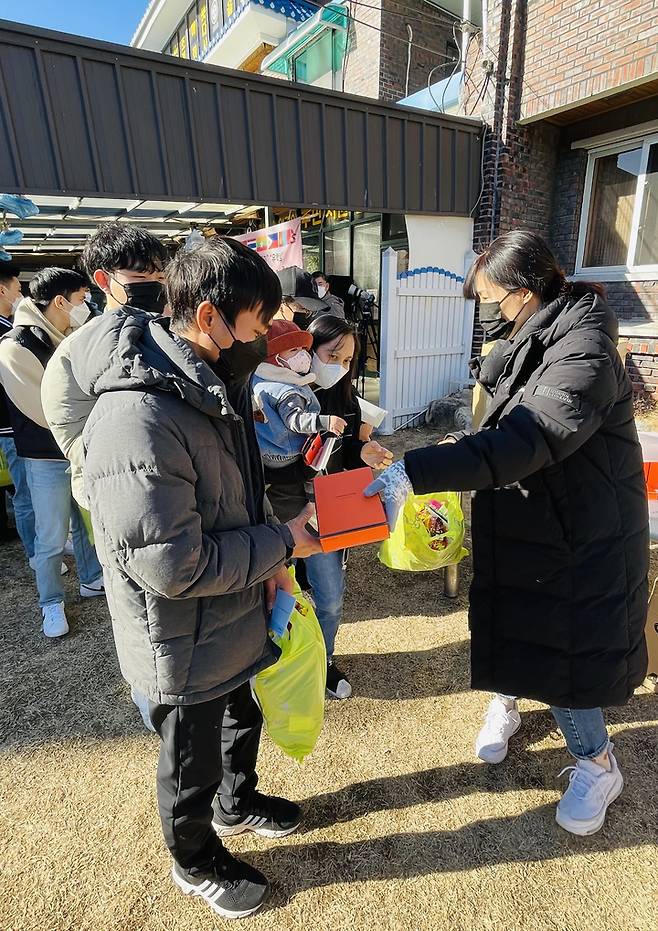 [구미=뉴시스] 이무열 기자 = 꿈을이루는사람들(대표 진오 스님)이 민족 최대 명절 설을 하루 앞둔 21일 오후 구미외국인주민센터에서 ‘2023년 설맞이 합동 세배 및 선물 나눔’ 행사를 개최했다. (사진=꿈을이루는사람들 제공) 2023.01.21. photo@newsis.com *재판매 및 DB 금지