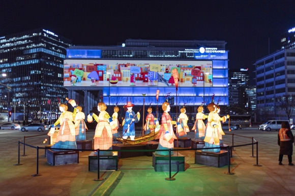 광화문광장에서 진행 중인 축제 ‘서울 빛초롱’에 궁중연희 등(燈) 전시물 서울관광재단 제공