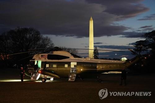 마린원에 탑승 중인 조 바이든 미국 대통령 [워싱턴 AFP=연합뉴스. 재판매 및 DB 금지]