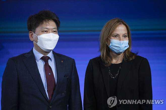 LG엔솔 김동명 사장과 메리 바라 GM최고경영자(CEO) [AFP 연합뉴스 자료사진]