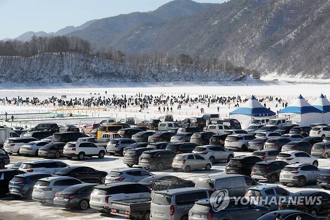 관광객들로 붐비는 인제빙어축제장 (인제=연합뉴스) 박영서 기자 = 제23회 인제빙어축제 개막 이틀째인 21일 축제장인 강원 인제군 남면 빙어호 일대가 관광객들로 붐비고 있다. 이번 축제는 오는 29일까지 이어진다. 2023.1.21 conanys@yna.co.kr