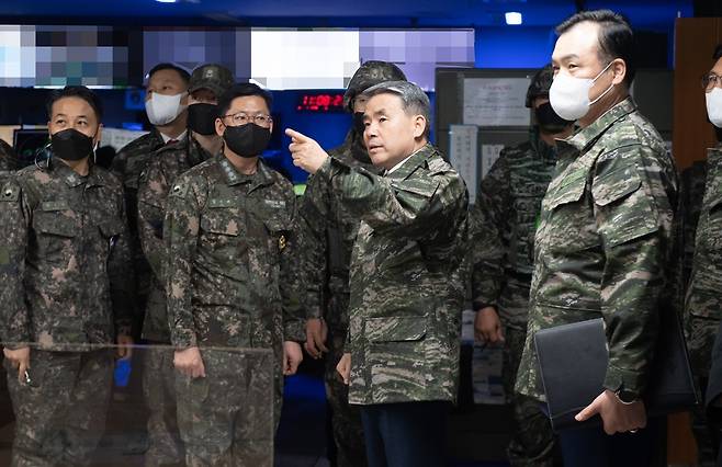 국방장관, 연평부대 현장지도…北도발에 단호·강력응징 강조    (서울=연합뉴스) 이종섭 국방부 장관이 설을 앞두고 21일 연평도에 있는 해병대 연평부대와 해군 전탐감시대를 찾아 경계작전 현장을 점검하고 장병들을 격려했다고 국방부가 밝혔다. 이 장관이 연평도 해군 전탐감시대에서 대비태세 현황을 보고받고 작전 지도를 하고 있다. [국방부 제공. 재판매 및 DB 금지]