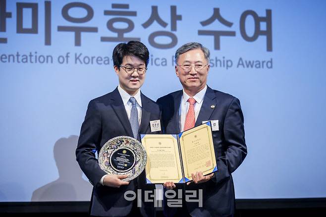 정준선 한국과학기술원(KAIST) 교수(왼쪽)가 고(故) 정세영 전 현대자동차 회장 및 HDC그룹(전 현대산업개발) 명예회장의 한미우호상을 대신 수상한 후 사진촬영을 하고 있다. (사진=HDC현대산업개발 제공)