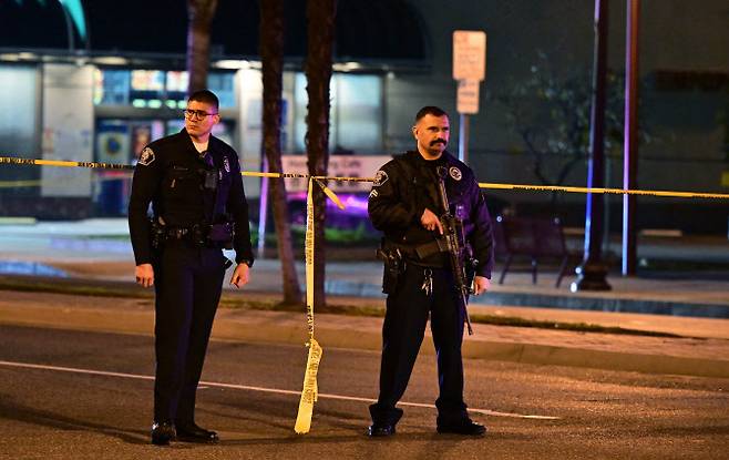 22일(현지시각) 미국 캘리포니아주 몬터레이 파크 시내에서 경찰이 총기난사 사건 발생 현장 인근에서 주변을 경계하고 있다. (사진=AFP)