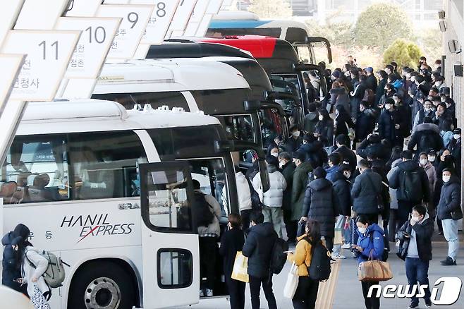 설 명절 연휴를 하루 앞둔 20일 서울 서초구 서울고속버스터미널에서 시민들이 귀성길에 오르고 있다. 2023.1.20/뉴스1 ⓒ News1 민경석 기자