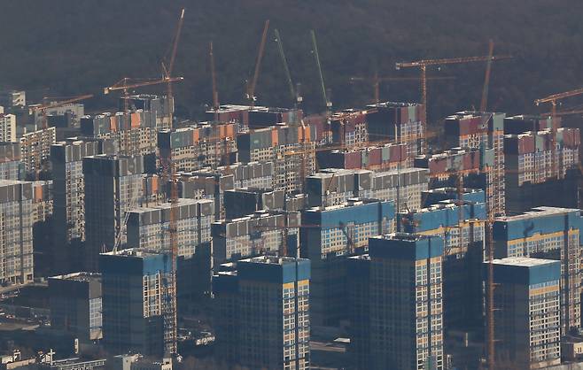 정부가 서울 강남 3구(서초·강남·송파구)와 용산구를 제외한 수도권 전 지역의 부동산 규제지역을 해제했다. 사진은  강동구 둔촌주공아파트 재건축를 재건축하는 올림픽파크포레온./연합뉴스