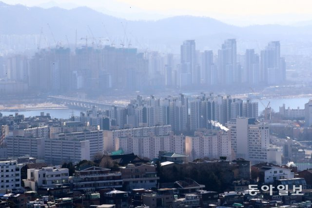 서울 중구 남산에서 바라본 서울 시내 아파트 전경. 정부는 부동산시장의 경착륙을 막기 위해 각종 부동산 관련 규제를 대폭 완화하고, 종합부동산세 등의 기준 완화를 통해 세 부담을 줄여주기로 했다. 동아일보 DB