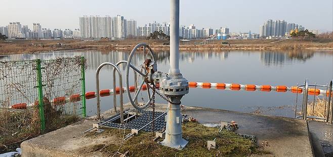 ❷ 광주광역시 서구 덕흥동 덕흥보 둔치에 있는 취수 시설. 한겨레 정대하 기자