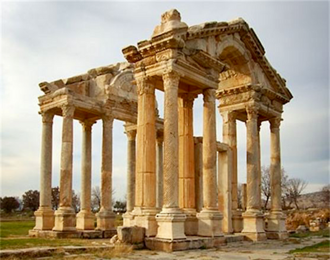 그리스 남부 고린도 지역에 있는 아프로디테 신전에서 소속 유녀들은 성행위를 벌였다. 그 돈의 일부를 아프로디테 신에게 봉헌하기 위해서였다. 학자들은 이를 ‘신성매춘’이라 불렀다.