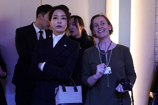 김건희 여사가 18일(현지시간) 스위스 다보스 콩그레스센터에서 세계경제포럼(WEF·다보스포럼) 연차총회 계기로 열린 '예술가 리더' 행사에 참석하고 있다. 이 자리는 클라우스 슈밥 WEF 회장의 배우자인 힐데 여사가 다보스포럼에 방문한 김건희 여사를 위해 준비한 배우자 프로그램이다. [연합]