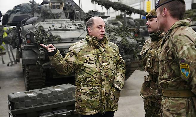 벤 월러스(왼쪽) 영국 국방장관이 19일(현지시간) 에스토니아의 타파 군기지를 방문해 영국군 장교들과 얘기하고 있다. 타파=AP뉴시스