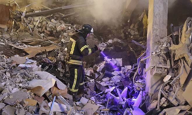 지난 16일(현지시간) 우크라이나 도네츠크에서 긴급 구조대가 포격으로 파괴된 쇼핑센터 잔해를 수색하고 있다. 도네츠크=AP뉴시스