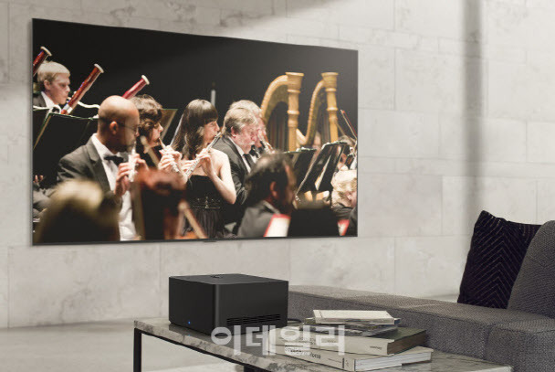 ‘LG 시그니처 올레드 M’은 현존 최대 크기인 97형 올레드 TV에 세계 최초로 4K·120Hz 고화질 영상 전송을 지원하는 무선 솔루션을 탑재했다. TV 본체와 무선으로 연결된 별도의 AV 전송박스인 ‘제로 커넥트 박스’를 통해 다양한 주변기기를 연결하면 TV가 설치된 주변 공간을 깔끔하게 정리할 수 있다. 사진은 LG 시그니처 올레드 M(모델명: M3)이 집 안 공간에 조화롭게 배치된 모습.(사진=LG전자)