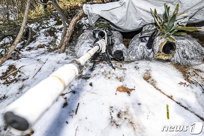 해병대는 지난 2일부터 강원도 평창 산악종합훈련장에서 수색부대 임무수행 능력 향상을 위해 설한지훈련을 실시하고 있다고 23일 밝혔다. 적진 깊숙이 침투한 해병대 수색부대 저격수들이 원거리에서 적의 동향을 감시하며 명령을 기다리고 있다. (해병대사령부 제공) 2023.1.23/뉴스1