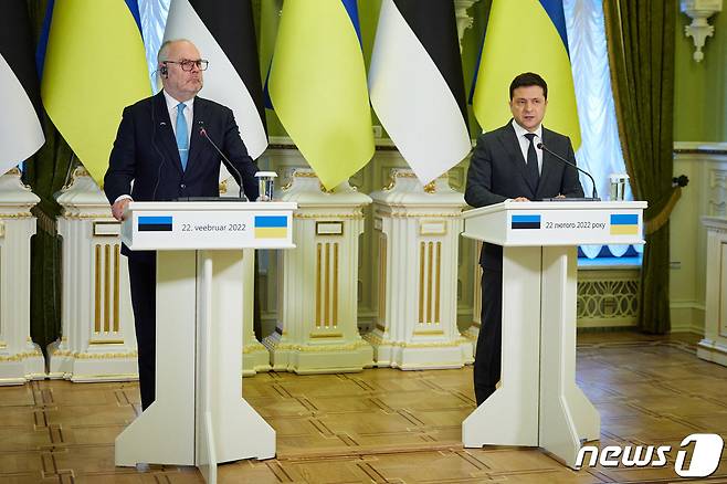 볼로디미르 젤렌스키 우크라이나 대통령이 22일 (현지시간) 러시아의 침공이 현실화된 가운데 키예프에서 알라르 카리스 에스토니아 대통령과 회담 후 기자회견을 하고 있다. ⓒ AFP=뉴스1 ⓒ News1 우동명 기자