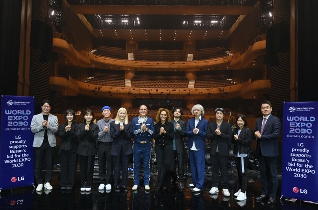 LG전자는 지난해 10월 LG아트센터 서울에서 열린 팝밴드 '이날치' 공연에 주한 멕시코·케냐 대사 등을 초대해 부산엑스포 관련 지지를 당부했다. /LG전자 제공