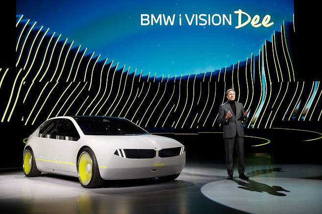 지난 4일(현지시각) 미국 라스베이거스 CES 2023에서 올리버 집세 BMW 그룹 회장이 'BMW i 비전 디'의 콘셉트카를 공개하고 있다./로이터 연합뉴스