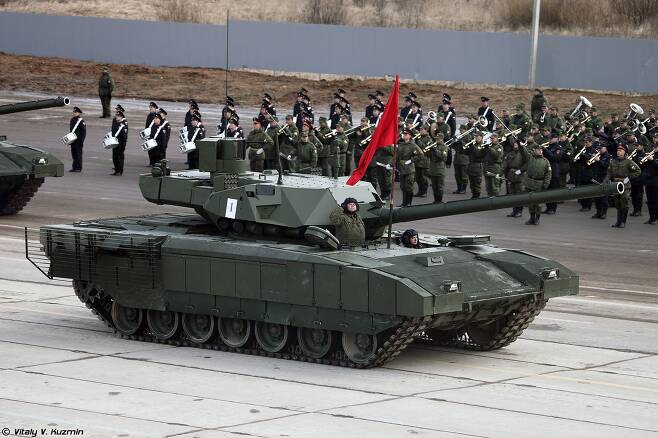 러시아가 우크라이나 동부의 러시아 점령지역인 돈바스에 일부 배치한 것으로 알려진 최신 탱크 T-14. /위키피디아