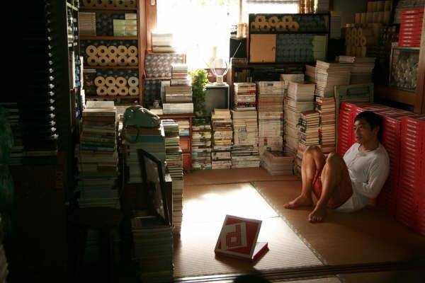 한때 히키코모리(은둔형 외톨이) 는 일본 사회만의 문제라고 여겼지만 한국에서도 더 이상 남의 일로 치부할 수 없는 상황이 됐다. 전문가들이 추정하는 국내 은둔 청년의 숫자는 30~40만 명에 이른다. 사진은 일본의 히키코모리를 주제로 다룬 봉준호 감독의 단편 ‘흔들리는 도쿄’의 스틸컷.