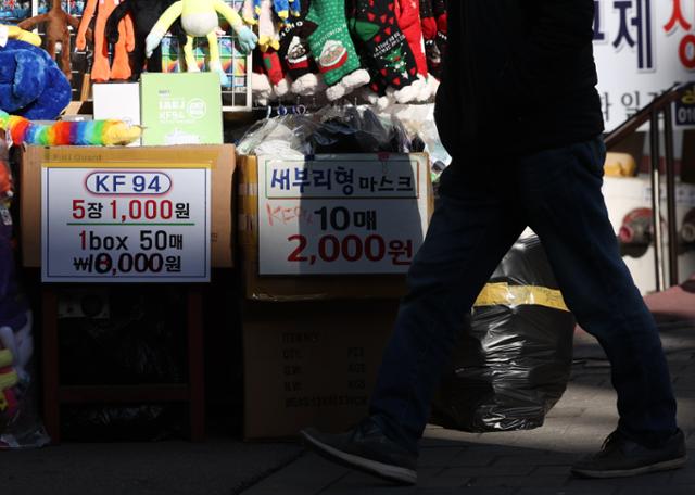 18일 서울 남대문시장 한 가게에서 마스크를 판매하고 있다. 연합뉴스