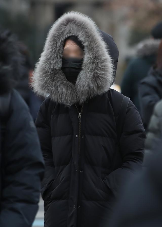 24일 서울의 아침 최저 기온이 영하 17도(체감 온도 영하 27도)를 기록할 것으로 보여 올 들어 가장 추운 날로 예상되면서 한랭 질환 위험이 커졌다. 뉴스1