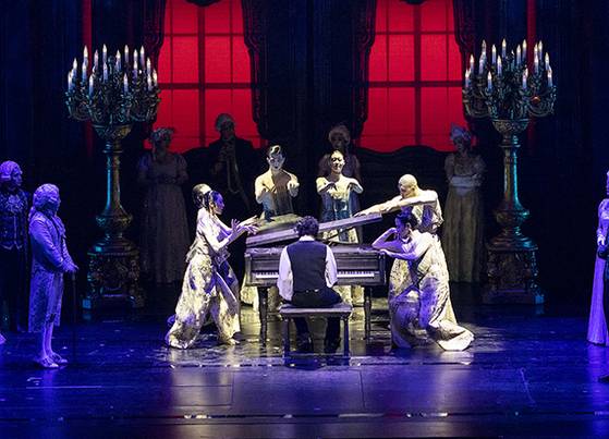 베토벤 역의 박효신(가운데)과 음악의 6요소를 상징하는 혼령들. [사진 EMK뮤지컬컴퍼니]