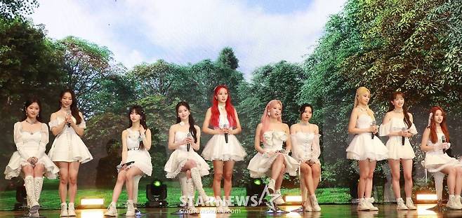 걸그룹 이달의 소녀(LOONA)가 20일 오후 서울 코엑스에서 진행된 서머 스페셜 미니 앨범 '플립 댓'(Flip That) 발매기념 쇼케이스에서 신곡을 선보이고 있다.  이번 앨범에는 타이틀 곡 '플립 댓'을 비롯해 '더 저니'(The Journey), '니드 유'(Need U), '포즈'(POSE), '팔레 블루 닷'(Pale Blue Dot), '플레이백'(Playback) 등 총 6곡이 수록됐다. /2022.06.20 /사진=이동훈 기자 photoguy@