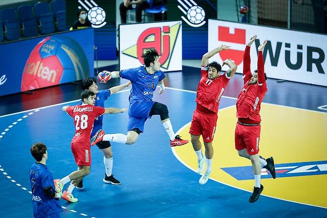 칠레와 경기에서 슛을 시도하는 이성민(두산).  [국제핸드볼연맹 제공. 재판매 및 DB 금지]