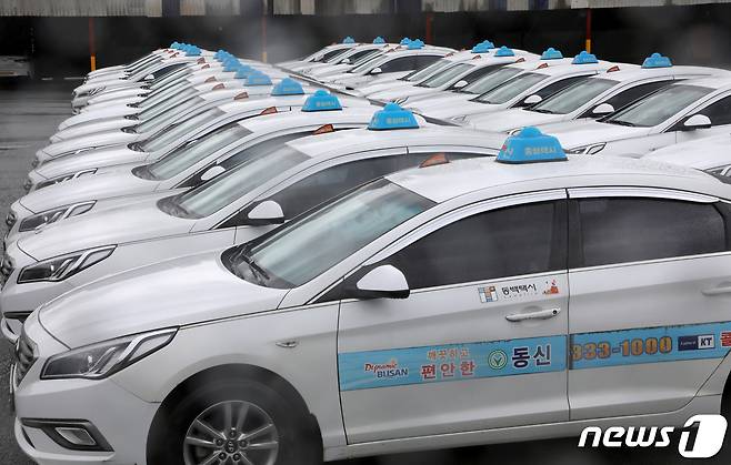 부산 사상구 한 택시회사 차고지에 택시기사를 구하지 못해 운행이 불가한 택시차량들이 늘어서 있다. 2022.7.18/뉴스1 ⓒ News1