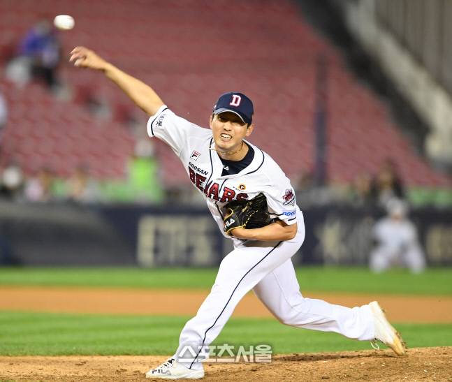 두산 홍건희가힘차게 공을 던지고 있다. 박진업기자 upandup@sportsseoul.com