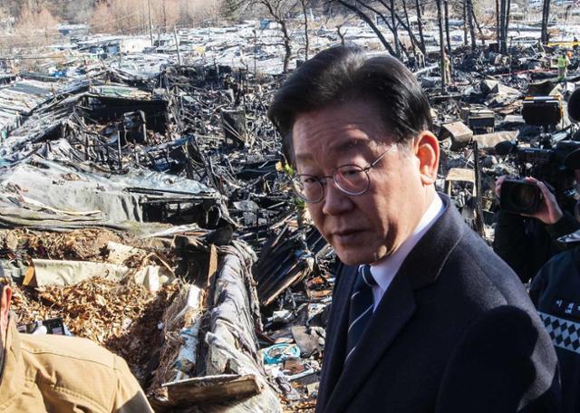 이재명 더불어민주당 대표가 지난 20일 화재가 발생한 서울 강남구 구룡마을을 방문해 화재 현장을 둘러보고 있다. 뉴스1