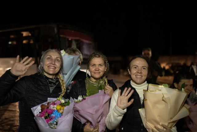 지난 해 10월 17일 우크라이나 자포리지아에서 전쟁 포로의 가족들이 석방을 기쁘게 맞이하고 있다. 자포리지아=로이터 연합뉴스
