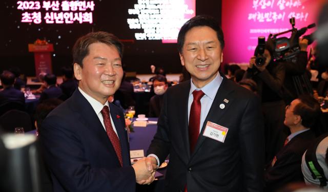 국민의힘 당권주자인 김기현(오른쪽) 의원과 안철수 의원이 16일 오후 서울 중구 롯데호텔에서 열린 2023 부산 출향인사 초청 신년인사회에 참석해 악수하고 있다. 뉴시스
