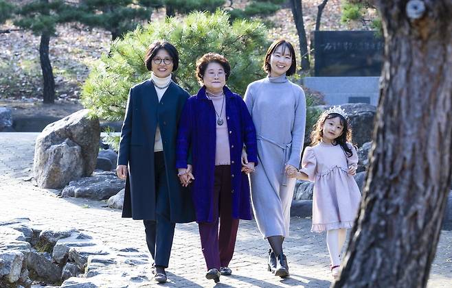 1대 권종인 여사는 딸 넷을 먼저 놓고 맘이 녹록지 않았다고 합니다. 하지만 8남매의 맏이였던 권 여사 어머니의 한마디가 큰 힘이 되었답니다. 그 한마디는 “두고 봐라. 아들 넷보다 딸 넷이 더 났다. 그러니 아무 염려 마라” 입니다.