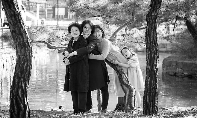 권종인 여사는 맏사위가 인생 사진을 신청한 바람에 모두 장녀로 이어온 내력을 인식하게 되었다고 합니다. 더구나 권종인 여사 어머니 또한 8남매의 맏이였던 사실이 떠올랐으니 모두 5대째 장녀로 이어지는 내력인 겁니다.
