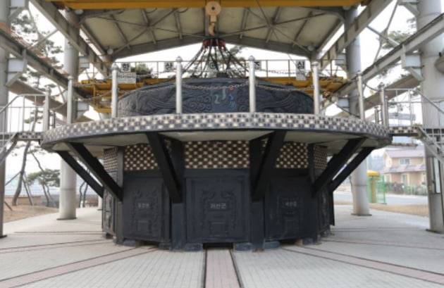 충북 괴산군이 2005년 7월 괴산읍 고추 유통센터 광장 설치한 초대형 가마솥이 애물단지로 전락했다. /사진=연합뉴스&nbsp;